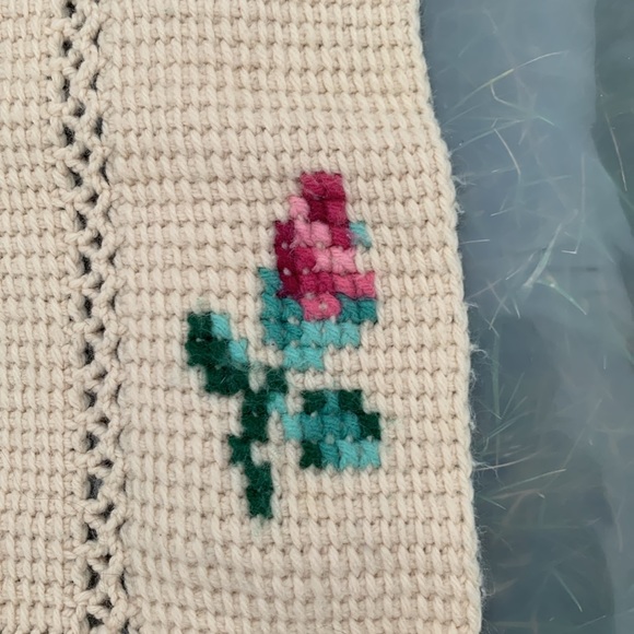 GUC Hand-Knit Vintage Roses Afghan - Picture 5 of 7